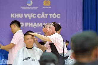 Tình nguyện viên Hội Tóc Hải Phòng cắt tóc cho các phạm nhân trong khuôn khổ chương trình.