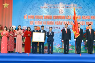 Trường trung học phổ thông Yên Hòa đón nhận Huân chương Lao động hạng Nhất.