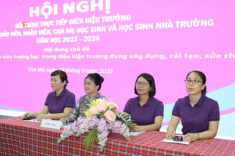 Trường trung học cơ sở Nguyễn Trãi tổ chức đối thoại.