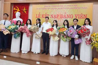Ban tổ chức chúc mừng 8 đảng viên trẻ.