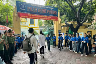 Thí sinh dự thi tại điểm thi Trường THPT Phan Đình Phùng.