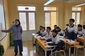Học sinh Vũ Thế Sơn, Trường trung học phổ thông Phùng Khắc Khoan - Thạch Thất (đứng phát biểu) đoạt giải Nhì môn Vật lý.