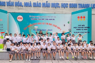 Học sinh Trường tiểu học Chu Văn An (Tây Hồ, Hà Nội) đến trường nhận lớp học.