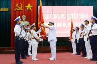 Chỉ huy Lữ đoàn 955 đón nhận Quân kỳ Quyết thắng trong Lễ công bố quyết định thành lập.