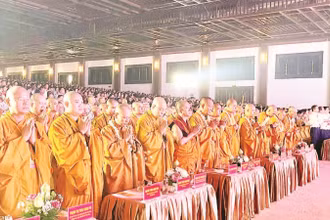 Các đại biểu thực hiện nghi thức dâng hương cầu nguyện.