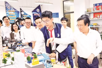 Đoàn giám sát khảo sát thực tế tại Trường trung học phổ thông Lê Lợi. (Ảnh LÊ HẢI)
