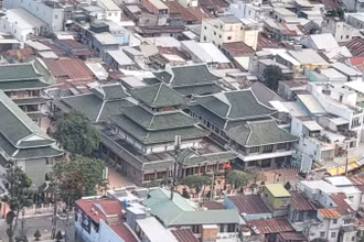 Việc cho tất cả phương tiện lưu thông vào đường Châu Thị Tế tạo điều kiện cho du khách đến viếng Miếu bà Chúa xứ Núi Sam. (Trong ảnh: Miếu bà Chúa xứ Núi Sam nhìn từ trên cao)