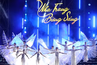 Màn trình diễn nghệ thuật âm nhạc mở màn của Lễ hội Vịnh Ánh sáng quốc tế Nha Trang 2024. (Ảnh: Đặng Tuấn/TTXVN)