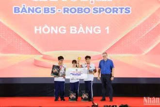 Ông Troels Jakobsen trao giải Vô địch bảng B5 cho đội Hồng Bàng 1.