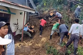 Nhân viên cứu hộ tìm kiếm người mắc kẹt sau trận động đất ở làng Mayag, Bauko Philippines, ngày 27/7. (Ảnh: AFP/TTXVN)