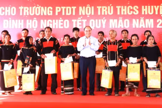 Chủ tịch nước Nguyễn Xuân Phúc tặng quà Tết Nguyên đán Quý Mão 2023 cho các hộ đồng bào dân tộc thiểu số có hoàn cảnh khó khăn trên địa bàn huyện Krông Búk.