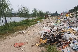 Nạn đổ trộm rác thải diễn ra ở nhiều nơi. (Ảnh: Báo Nhân Dân)