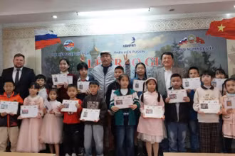 Các đại biểu và các em học sinh đạt giải.