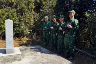 Nghi thức đội hình tuần tra thực hiện tại cột mốc.