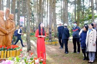 Thuyết minh về tượng gỗ Tây Nguyên tại triển lãm.