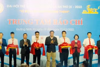 Các đại biểu cắt băng Khánh thành Trung tâm Báo chí.
