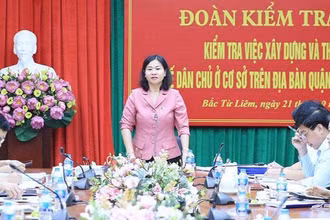 Phó Bí thư Thường trực Thành ủy Hà Nội Nguyễn Thị Tuyến kiểm tra việc xây dựng và thực hiện quy chế dân chủ ở cơ sở tại quận Bắc Từ Liêm.