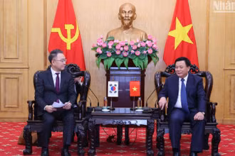 Đồng chí Nguyễn Xuân Thắng, Ủy viên Bộ Chính trị, Giám đốc Học viện Chính trị quốc gia Hồ Chí Minh, Chủ tịch Hội đồng Lý luận Trung ương tiếp ngài Kim Chae-Hwan, Chủ tịch Viện Phát triển Nguồn nhân lực quốc gia Hàn Quốc. 