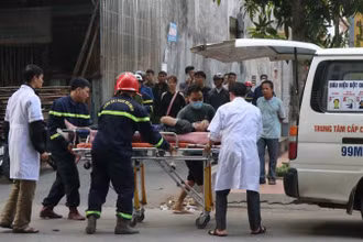 Các lực lượng chức năng đưa nạn nhân đi cấp cứu.