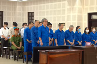 Các bị cáo tại phiên xét xử sơ thẩm.