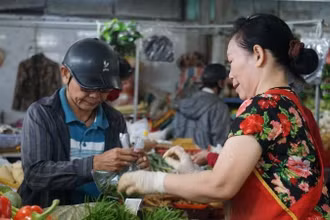 Giá rau xanh tại chợ tăng hơn so ngày thường.