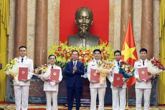 Chủ tịch nước Võ Văn Thưởng trao Quyết định bổ nhiệm chức danh Kiểm sát viên Viện Kiểm sát nhân dân Tối cao đối với 5 đồng chí. (Ảnh: Thống Nhất/TTXVN)