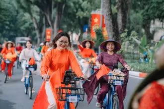 Chương trình đạp xe Áo dài kết nối di sản thu hút sự quan tâm của đông đảo du khách.