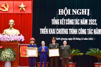 Thừa ủy quyền của Chủ tịch nước, đồng chí Chẩu Văn Lâm, Ủy viên Trung ương Đảng, Bí thư Tỉnh ủy Tuyên Quang trao Huân chương bảo vệ Tổ quốc hạng Ba và Huân chương Dũng cảm cho các cá nhân.