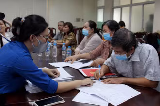 Các hộ dân làm hồ sơ, nhận bồi thường tại Ban Bồi thường giải phóng mặt bằng thành phố Thủ Đức, sáng 8/5. (Ảnh: Thế Anh)