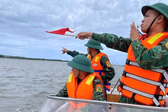 Các Đồn Biên phòng tuyến biển tổ chức các đội, tổ công tác để kêu gọi, hướng dẫn tàu thuyền của ngư dân vào tránh trú bão an toàn.