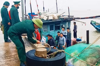Cán bộ Đồn Biên phòng Roòn thăm hỏi ngư dân được cứu nạn an toàn.