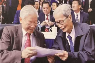 Giáo sư, Tiến sĩ Nguyễn Phú Trọng, Tổng Bí thư, Chủ tịch nước, cựu học sinh nhà trường, vui mừng nhớ lại kỷ niệm cùng Nhà giáo Lê Đức Giảng, nguyên: Bí thư Chi bộ, Giáo viên chủ nhiệm lớp 9B, Trường trung học phổ thông Nguyễn Gia Thiều, nhân dịp tới dự Lễ kỷ niệm 70 năm thành lập Trường tại quận Long Biên, thành phố Hà Nội (1950-2020) và đón nhận Huân chương Độc lập hạng Ba, ngày 14/11/2020.