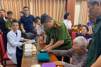 Lấy vân tay Mẹ Việt Nam anh hùng Nguyễn Thị Lộc 90 tuổi.