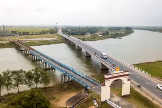 Di tích cầu Hiền Lương được phục chế với cổng chào, nhà liên hiệp, đồn công an giới tuyến, tháp canh thời điểm hiện tại. (Ảnh: THÀNH ĐẠT)