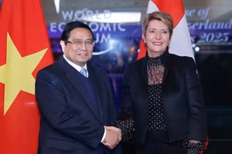 Thủ tướng Chính phủ Phạm Minh Chính và Tổng thống Thụy Sĩ Karin Keller-Sutter. (Ảnh: NHẬT BẮC/VGP)