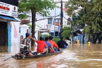 Người dân TP Huế di chuyển bằng ghe thuyền.