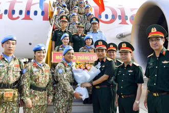 Thượng tướng Phùng Sĩ Tấn và đại diện các cơ quan, đơn vị tiễn Đội Công binh số 2 tận chân máy bay. 