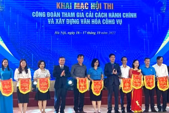 Trao Cờ lưu niệm cho 14 đội tham gia Hội thi.