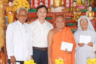 Bí thư Thành ủy Bạc Liêu Huỳnh Hữu Trí thăm, tặng quà một số hộ Khmer tiêu biểu của địa phương.