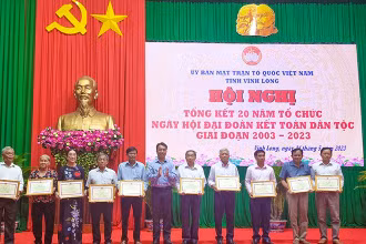 Uỷ ban nhân dân tỉnh Vĩnh Long trao Bằng khen cho các cá nhân có thành tích xuất sắc trong công tác tổ chức Ngày hội Đại đoàn kết dân tộc, giai đoạn 2003-2023. 