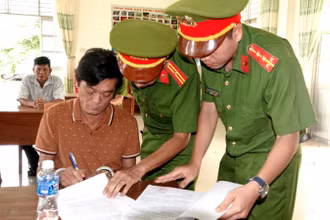 Bị can Tống Duy Mạnh (áo nâu). (Ảnh: Công an cung cấp)