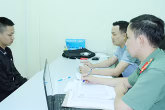 Đối tượng Trần Anh Tuấn tại Cơ quan điều tra Công an tỉnh Lào Cai. (Ảnh: QUỲNH TRANG)