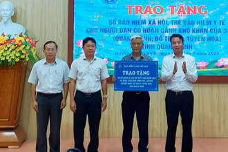 Tổng Giám đốc Bảo hiểm xã hội Việt Nam Nguyễn Thế Mạnh trao tặng số bảo hiểm xã hội, thẻ bảo hiểm y tế cho các địa phương của tỉnh Quảng Bình.