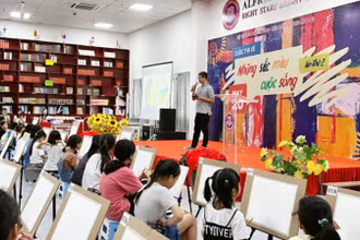 Họa sĩ Hải Kiên phổ biến nội dung chủ đề và quy định cho các thí sinh.