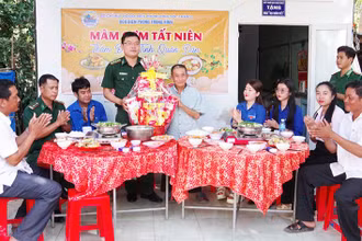 Cán bộ Đồn Biên phòng Trung Bình tặng quà Tết cho cụ Hứa Đức.