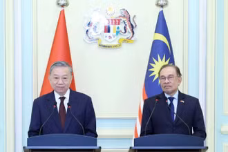 Tổng Bí thư Tô Lâm với Thủ tướng Malaysia Anwar Ibrahim tại buổi họp báo. (Ảnh: Thống Nhất/TTXVN)