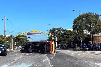 12 hành khách bị thương sau khi xe buýt lật ngang đường.
