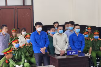 Các bị cáo tại phiên tòa sáng 19/6.
