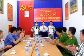 Nhà tạm giữ, Công an thành phố Cao Bằng tổ chức công bố quyết định đặc xá của Chủ tịch nước đối với 2 phạm nhân.