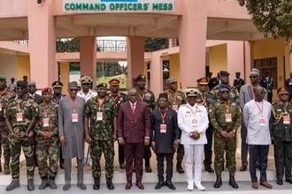 Các đại biểu chụp ảnh chung tại Hội nghị bất thường của ECOWAS ở Accra, Ghana, ngày 17/8/2023. (Ảnh: AFP/TTXVN)